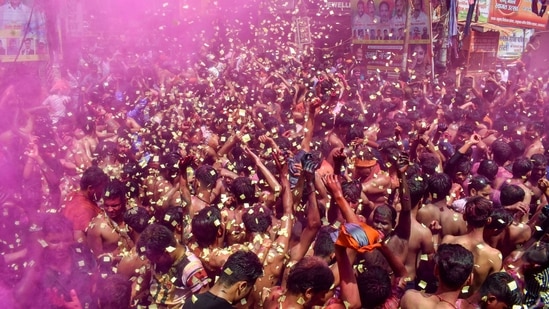 People celebrating Holi in a large group, amid a countrywide spike in coronavirus cases, in Prayagraj on March 29. Holi marks the advent of spring and is widely celebrated throughout India. Most years, millions of people throw coloured powder at each other in outdoor celebrations.(PTI)