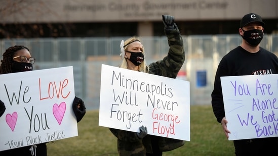 People demonstrate outside the Hennepin County Government Center during the first day of the trial of former police Derek Chauvin, who is facing murder charges in the death of George Floyd, in Minneapolis, Minnesota, U.S., March 29, 2021. REUTERS/Nicholas Pfosi(REUTERS)