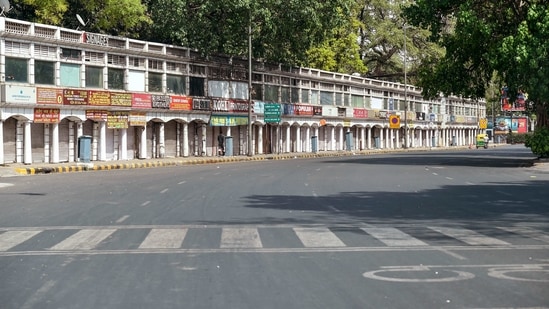 Connaught Place wears a deserted look after authorities banned Holi celebration in public places, amid a spike in coronavirus cases countrywide, in New Delhi on March 29. For the second consecutive year, people were encouraged to stay at home to avoid turning the festivities into superspreader events amid the latest virus surge.(Manvender Vashisht/PTI)