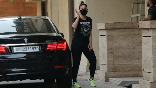 The Veere-Di-Wedding actor teamed it with a pair of black Yoga pants and nailed her all-black look.(Varinder Chawla)