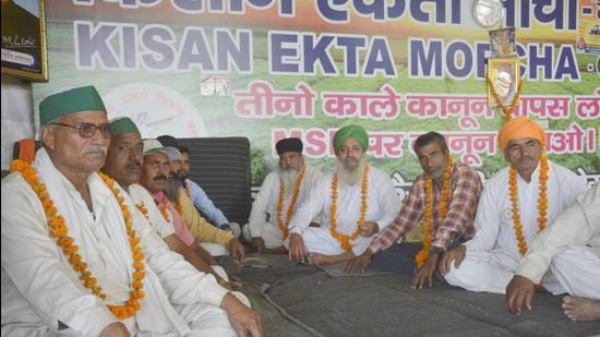 Farmers sitting on hunger strike amid the ongoing protest against the new farm laws, at Ghazipur (Delhi-UP border), near Ghaziabad. (Sakib Ali/HT Photo)