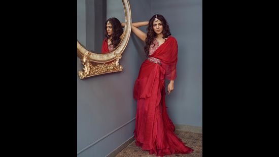 Actor Malavika Mohanan shows you how to team an organza ruffled saree with a boho belt (Photo: Instagram/RidhiMehraOfficial) Actor Malavika Mohanan shows you how to team an organza ruffled saree with a boho belt (Photo: Instagram/RidhiMehraOfficial)