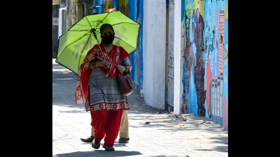 Over the years, high temperatures, heat waves and deaths related to the phenomenon have been emerging as a serious challenge in India. Between 2010 and 2018, heat waves killed about 6,167 people (Anshuman Poyrekar/HT PHOTO)