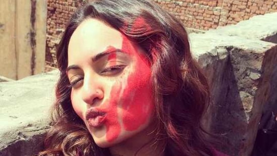 Sonakshi Sinha misses playing Holi and posted an old picture of herself. 