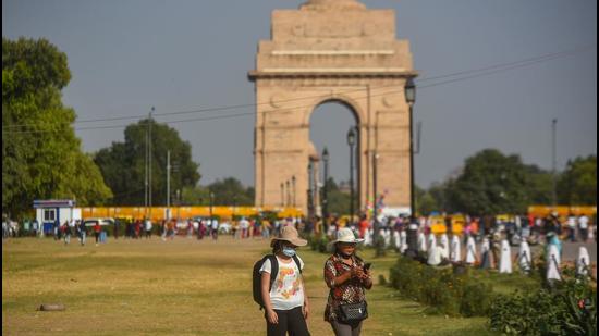 People at India Gate on a hot day in New Delhi. (Amal KS/HT PHOTO) People at India Gate on a hot day in New Delhi. (Amal KS/HT PHOTO)