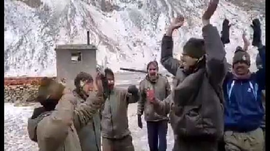 The image shows ITBP jawans dancing.(Twitter/@itbp_official)