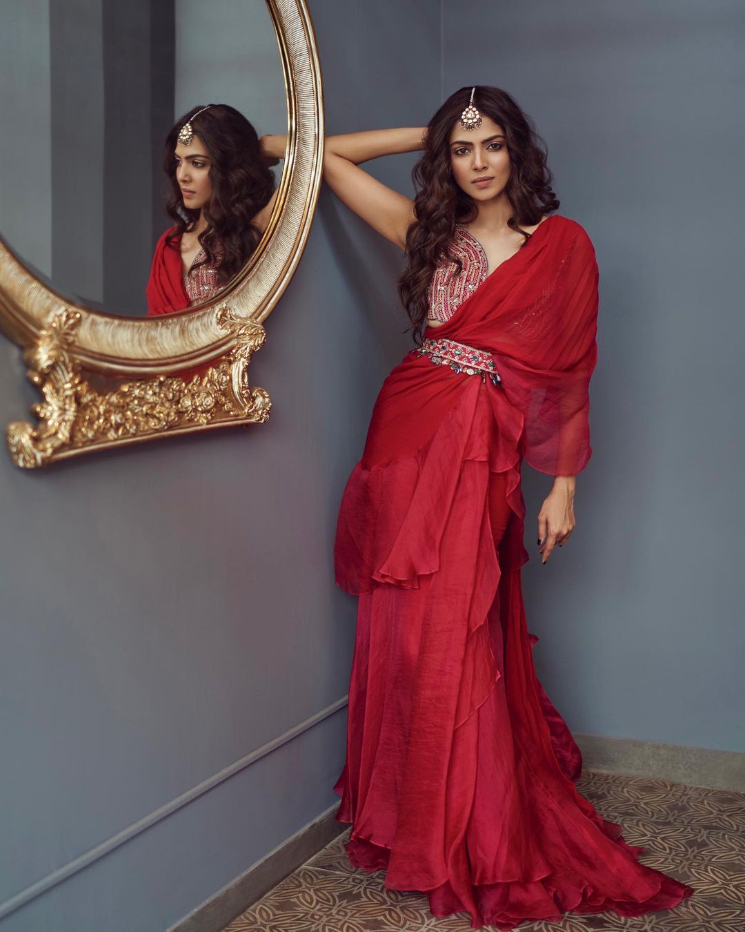 Actor Malavika Mohanan shows you how to team an organza ruffled saree with a boho belt (Photo: Instagram/RidhiMehraOfficial) Actor Malavika Mohanan shows you how to team an organza ruffled saree with a boho belt (Photo: Instagram/RidhiMehraOfficial)