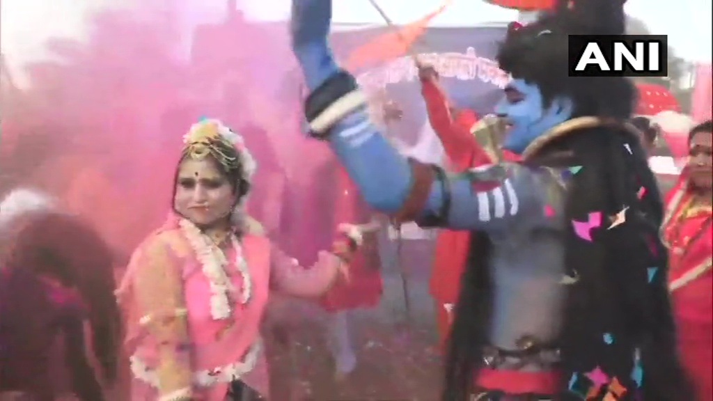 Devotees of Lord Shiva playing Holi and dancing to the tunes of religious songs with artists dressed up as Lord Shiva and Goddess Parvati in Madhya Pradesh's Ujjain.(ANI Photo ) Devotees of Lord Shiva playing Holi and dancing to the tunes of religious songs with artists dressed up as Lord Shiva and Goddess Parvati in Madhya Pradesh's Ujjain.(ANI Photo )