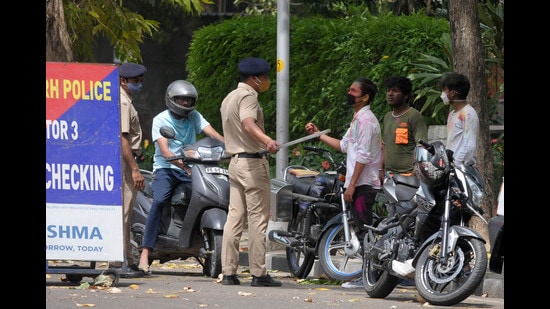 Traffic police rounding up people for breaking traffic rules on Holi at a special naka in Sector 10, Chandigarh, on Monday. (Ravi Kumar/HT) Traffic police rounding up people for breaking traffic rules on Holi at a special naka in Sector 10, Chandigarh, on Monday. (Ravi Kumar/HT)