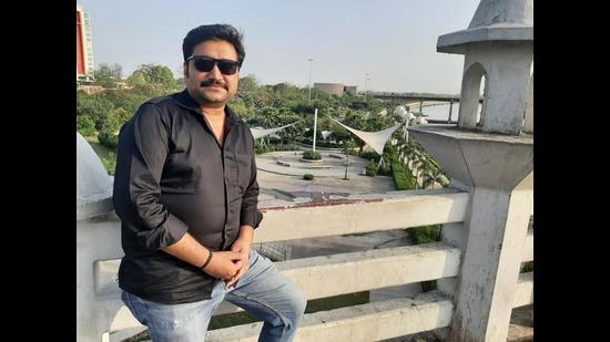 Vishwanath Chatterjee at Gomti Riverfront in Lucknow. (Deep Saxena/HT Photo) Vishwanath Chatterjee at Gomti Riverfront in Lucknow. (Deep Saxena/HT Photo)