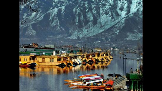 The tourism department has now capped the number of houseboats in both lakes at 910. (HT File Photo) The tourism department has now capped the number of houseboats in both lakes at 910. (HT File Photo)