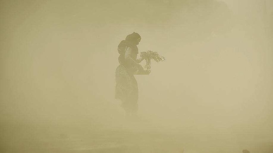 A dust storm blows through the Rajpath lawns near India Gate on Tuesday.(HT Photo) A dust storm blows through the Rajpath lawns near India Gate on Tuesday.(HT Photo)