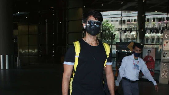 Shahid Kapoor at the airport. Shahid Kapoor at the airport.