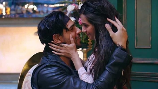 Sidharth Malhotra and Tara Sutaria in a still from Masakali 2.0.