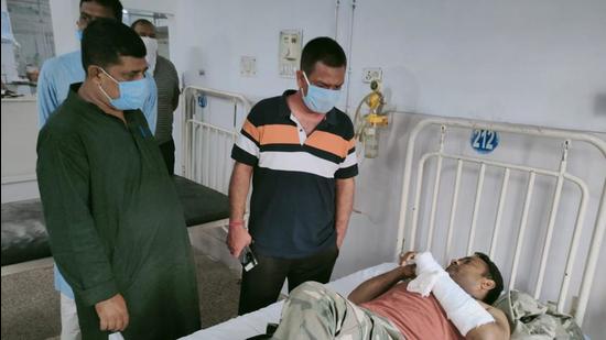One of the injured policemen at a hospital in Bokaro. (HT PHOTO) One of the injured policemen at a hospital in Bokaro. (HT PHOTO)