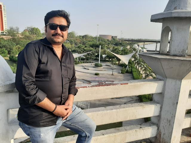Vishwanath Chatterjee at Gomti Riverfront in Lucknow. (Deep Saxena/HT Photo) Vishwanath Chatterjee at Gomti Riverfront in Lucknow. (Deep Saxena/HT Photo)