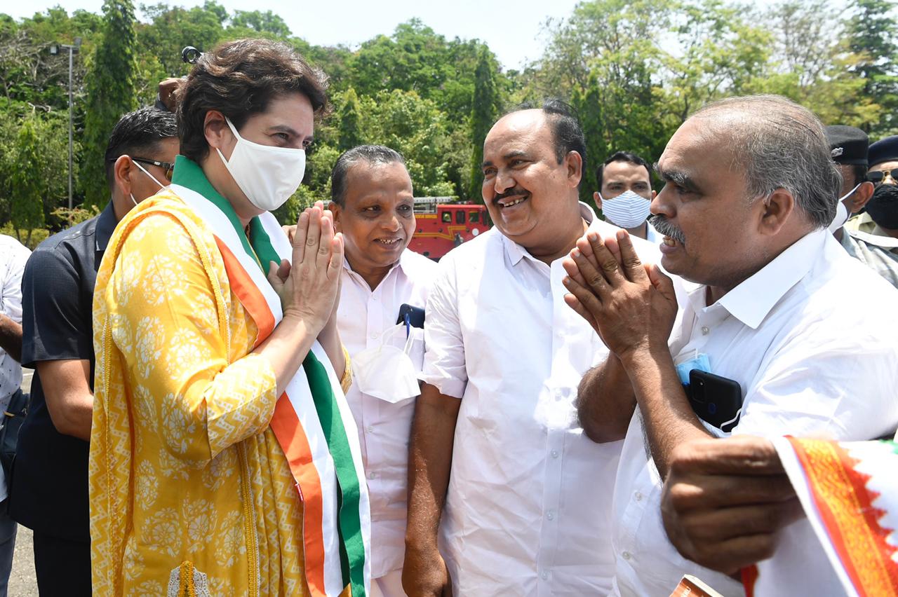 Congress leaders of Kerala welcome Priyanka Gandhi as she arrives at Kayakulam helipad.(Photo: INCIndia/ Twitter) Congress leaders of Kerala welcome Priyanka Gandhi as she arrives at Kayakulam helipad.(Photo: INCIndia/ Twitter)