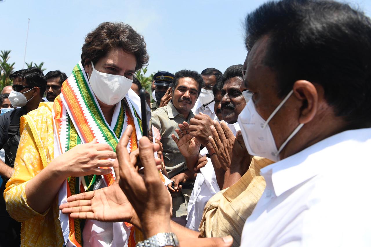 Congress leaders of Kerala welcome Priyanka Gandhi as she arrives at Kayakulam helipad.(Photo: INCIndia/ Twitter) Congress leaders of Kerala welcome Priyanka Gandhi as she arrives at Kayakulam helipad.(Photo: INCIndia/ Twitter)