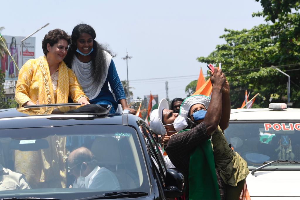 Priyanka Gandhi visits visits Aritha Babu's house at Govindamuttam in Kayamkulam’s Puthuppally.(Photo: INCIndia/ Twitter) Priyanka Gandhi visits visits Aritha Babu's house at Govindamuttam in Kayamkulam’s Puthuppally.(Photo: INCIndia/ Twitter)