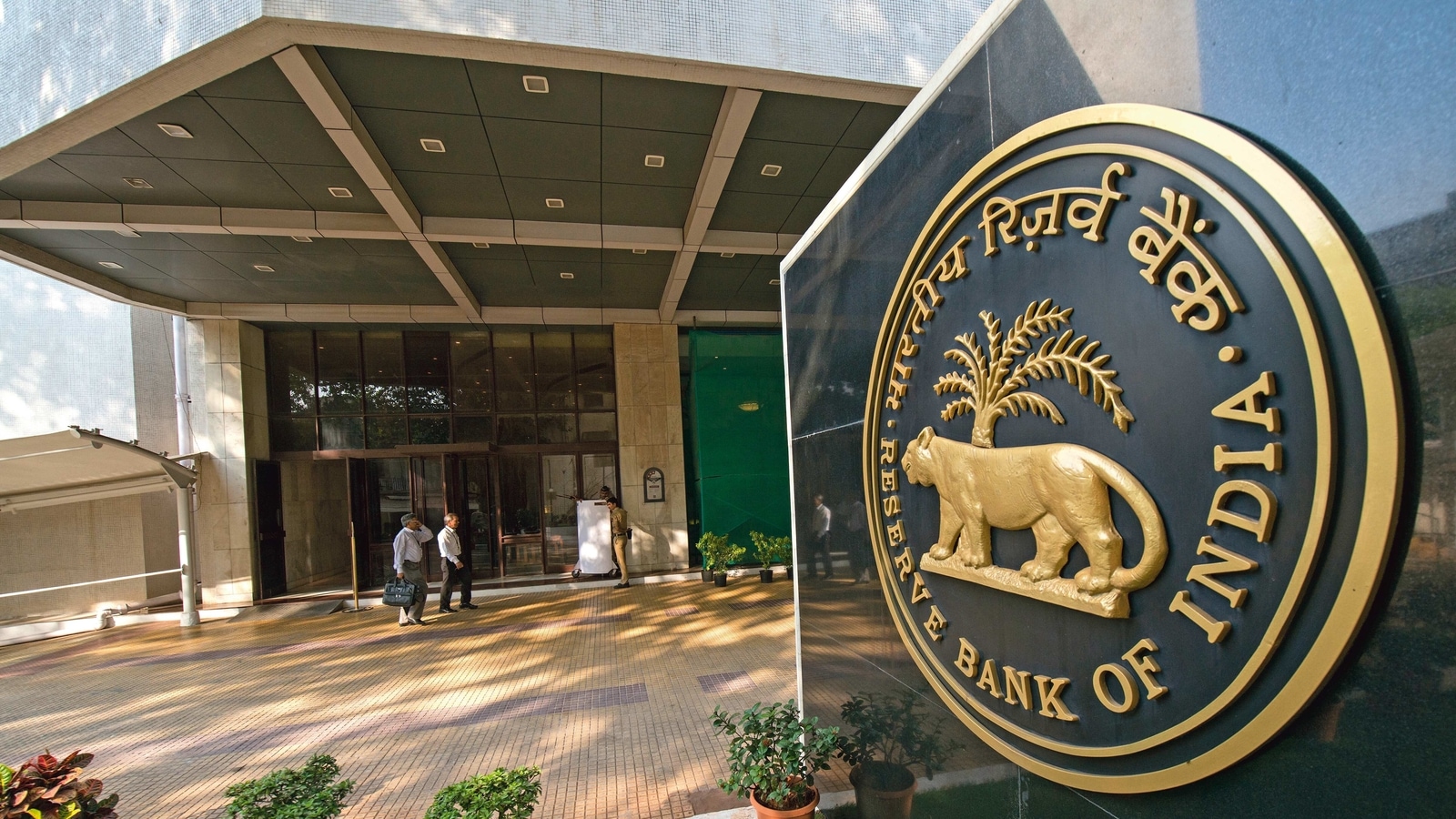 rbi-extends-deadline-by-six-months-for-e-payment-rules-hindustan-times