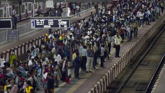 A rush of commuters waiting to board a suburban local train at Chhatrapati Shivaji Maharaj Terminus (CSMT), in Mumbai, on March 30. The 10 districts with maximum active Covid cases are Pune (59,475), Mumbai (46,248), Nagpur (45,322), Thane (35,264), Nashik (26,553), Aurangabad (21,282), Bengaluru Urban (16,259), Nanded (15,171), Delhi (8,032) and Ahmednagar (7,952), Union health secretary Rajesh Bhushan said during a media briefing.(Anshuman Poyrekar / HT Photo)
