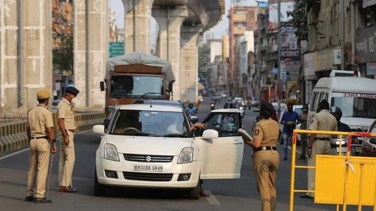 Police personnel check vehicles amid lockdown in Nagpur. (HT photo)