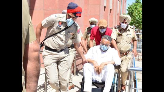 Gangster-turned-BSP MLA Mukhtar Ansari being produced in an extortion case in the Mohali district court under tight security on Wednesday. (Keshav Singh/HT) Gangster-turned-BSP MLA Mukhtar Ansari being produced in an extortion case in the Mohali district court under tight security on Wednesday. (Keshav Singh/HT)