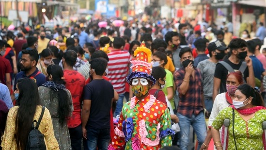 Many shoppers have been flouting social distancing norms at Delhi markets such as Lajpat Nagar. (Photo: Amal KS/HT)(HT_PRINT) Many shoppers have been flouting social distancing norms at Delhi markets such as Lajpat Nagar. (Photo: Amal KS/HT)(HT_PRINT)