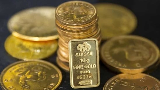 Spot prices of 22-carat gold on Wednesday went up by <span class='webrupee'>₹</span>640 per 10 gram.(Reuters)