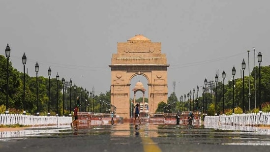 On Wednesday, the maximum temperature recorded at the Safdarjung observatory, which is considered the official marker for the city, was 34.6 degrees Celsius. (HT Photo) On Wednesday, the maximum temperature recorded at the Safdarjung observatory, which is considered the official marker for the city, was 34.6 degrees Celsius. (HT Photo)