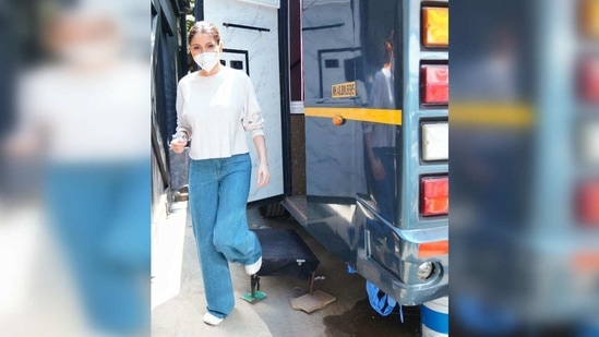 Anushka Sharma recently returned to work and for her first day back, the fashionista opted to wear a white baggy top.(Varinder Chawla)