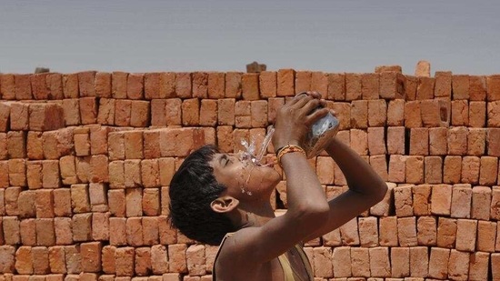 Labourers work at a brick kiln on a hot summer day in Noida.(Burhaan Kinu/HT File Photo) Labourers work at a brick kiln on a hot summer day in Noida.(Burhaan Kinu/HT File Photo)