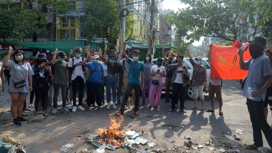 Anti-coup protesters burn constitution books at Tarmwe township in Yangon, Myanmar, April 1, 2021. (AP) Anti-coup protesters burn constitution books at Tarmwe township in Yangon, Myanmar, April 1, 2021. (AP)