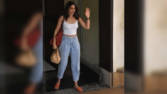 To add her own touch to this classic look, she accessorised it with a large red tote bag and a pair of orange slippers.(Varinder Chawla)