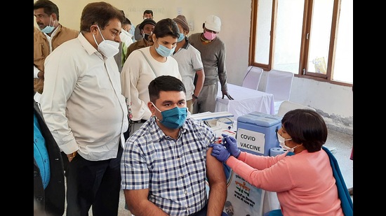 Panchkula district immunisation officer Meenu Sasan said 3,033 persons were given the vaccine on April 1, of which, 1,508 were over 45 years of age. (ANI)