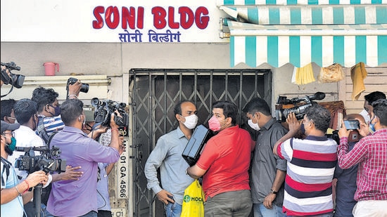 NIA officials raid a club in Girgaum on Thursday. (Anshuman Poyrekar/HT Photo) NIA officials raid a club in Girgaum on Thursday. (Anshuman Poyrekar/HT Photo)