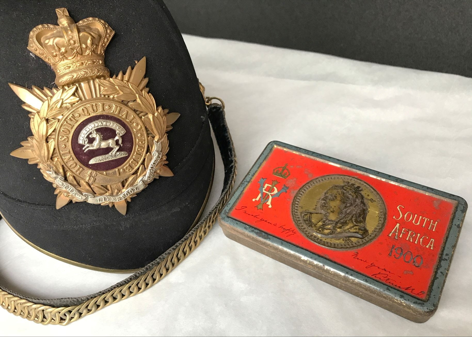 La barra de chocolate de 121 años se encuentra con un casco propiedad de Sir Henry Edward Boston-Beddingfield, quien luchó en la Segunda Guerra Mundial, de una colección encargada por la Reina Victoria para las tropas británicas que luchan en Sudáfrica.  (A través de REUTERS))