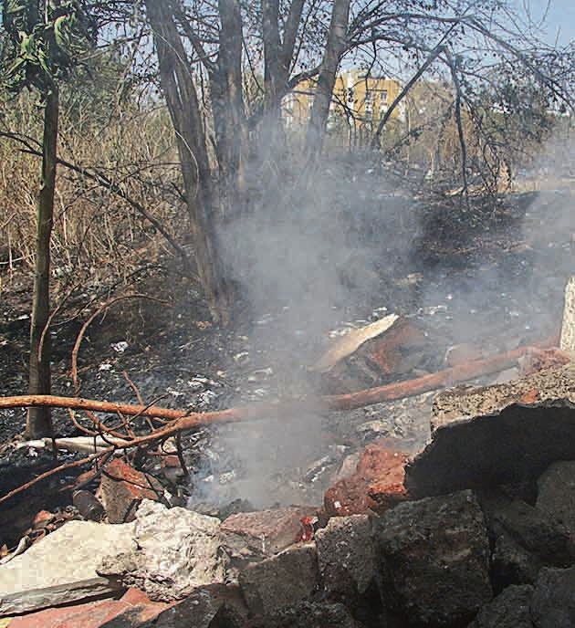 Garbage and dry grass caught fire near Taljai hill, behind Shinde high school on March 31. (RAVINDRA JOSHI/HT) Garbage and dry grass caught fire near Taljai hill, behind Shinde high school on March 31. (RAVINDRA JOSHI/HT)