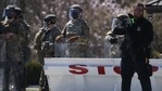 Membros da polícia e da Guarda Nacional bloqueiam uma rua perto do Capitólio dos EUA. (AFP)