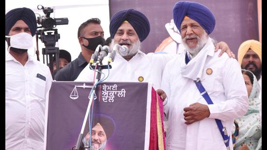 Shiromani Akali Dal president Sukhbir Singh Badal addressing a rally n Amritsar on Friday. (Sameer Sehgal /HT)