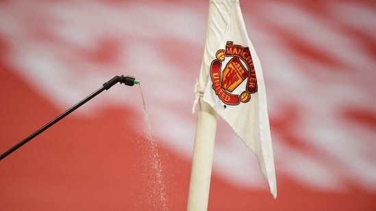 A corner flag is cleaned at halftime.(Pool via REUTERS)