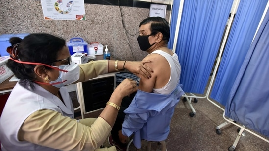 A health worker administers a dose of Covid-19 vaccine, at MCD Purnima Sethi multi-specialty hospital, in Kalkaji, New Delhi,(Sanjeev Verma/HT PHOTO)