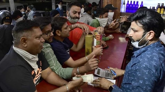 Currently retail liquor license are given simply through an application process, and pays ₹8 lakh. (HT file photo) Currently retail liquor license are given simply through an application process, and pays ₹8 lakh. (HT file photo)