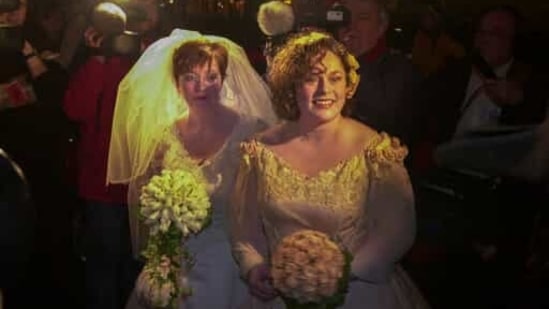 Helene Faasen, left, and Anne-Marie Thus arrive at Amsterdam's City Hall early Sunday, April 1, 2001. (AP)