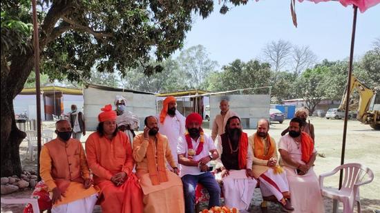 Additional Kumbh mela officer Harbeer Singh being welcomed by Bairagi Akhada seers on Friday in Haridwar. (Rameshwar Gaur) Additional Kumbh mela officer Harbeer Singh being welcomed by Bairagi Akhada seers on Friday in Haridwar. (Rameshwar Gaur)