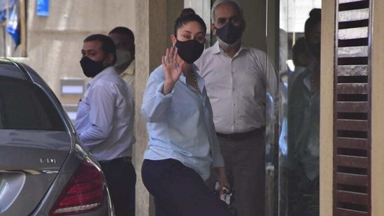 Kareena Kapoor spotted at her sister Karisma Kapoor's home.