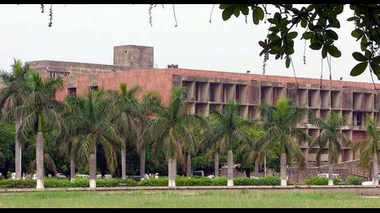 Panjab University relents, reopens library - Hindustan Times