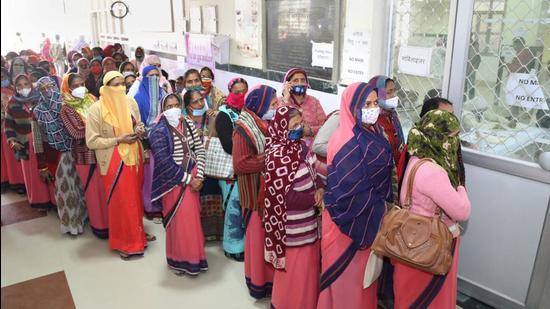 Vaccination drive for people in the age group of 49-59 has started in Rajasthan. A total of 2.09 crore people will be vaccinated in this phase. (PTI) Vaccination drive for people in the age group of 49-59 has started in Rajasthan. A total of 2.09 crore people will be vaccinated in this phase. (PTI)