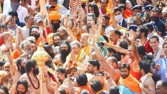 Uttarakhand chief minister Tirath Singh Rawat visited the Haridwar site on March 11. People seen crowding around him here, with little or no consideration for Covid-19-appropriate behaviour. (HT Photo) Uttarakhand chief minister Tirath Singh Rawat visited the Haridwar site on March 11. People seen crowding around him here, with little or no consideration for Covid-19-appropriate behaviour. (HT Photo)