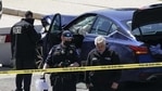 Petugas Kepolisian Capitol AS di dekat sebuah mobil yang menabrak penghalang di Capitol Hill di Washington pada hari Jumat.  (AP)